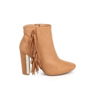 Heeled booties in tan